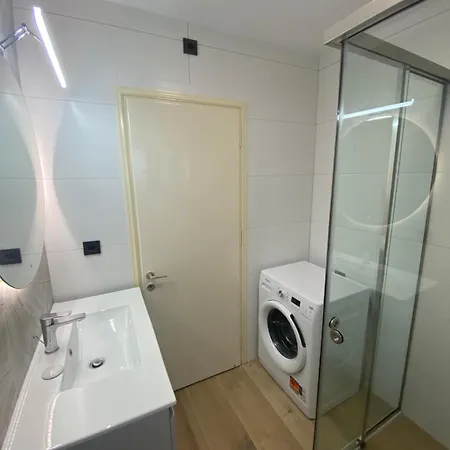 Kostas Lux *